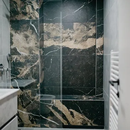 Luxury Centar شقة توزلا